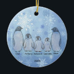 Family of Five Penguin Family Christmas セラミックオーナメント<br><div class="desc">This will be a keepsake of all times!  Family of five.  Penguins in a snowflake winter wonderland background. Personalize with names.</div>