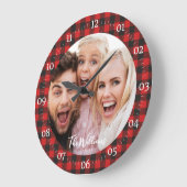 Family Photo buffalo plaid with モダン Script ラージ壁時計 (傾斜)