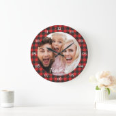 Family Photo buffalo plaid with モダン Script ラージ壁時計 (ホーム)