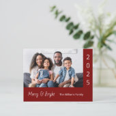 Family Photo Merry and Bright Modern Christmas Red シーズンポストカード (スタンド正面)