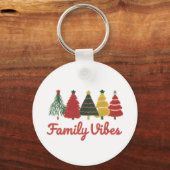 Family Vibes – Cozy Christmas Tree Design キーホルダー (裏面)