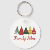 Family Vibes – Cozy Christmas Tree Design キーホルダー (裏面)
