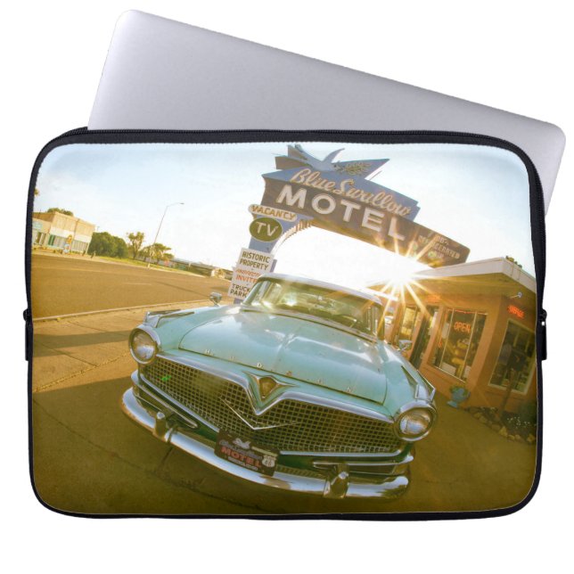 Famous Blue Swallow Motel on Route 66 ラップトップスリーブ (正面)
