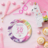 Far Out 50th Groovy絞り染め誕生日名パーティー ペーパープレート (パーティー)