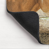 Farm Horse Munching on Some Hay マウスパッド (コーナー)