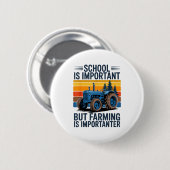 Farm Shirt But Farming Is Imrtanter Farmer Tractor 缶バッジ (正面&裏面)