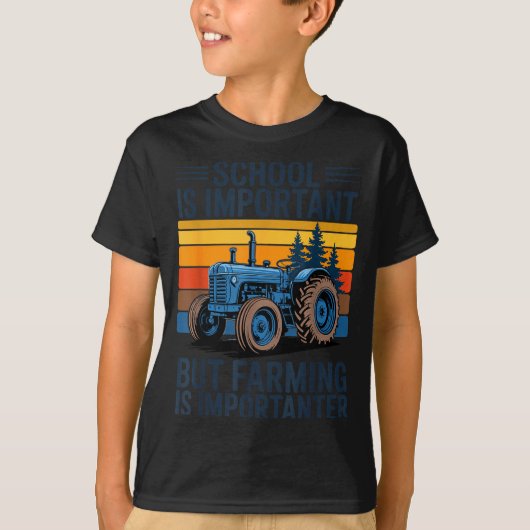 Farm Shirt But Farming Is Imrtanter Farmer Tractor Tシャツ (正面)