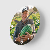 Farmer Holding Fresh Watermelon Farm Decor ラウンド壁時計 (傾斜)