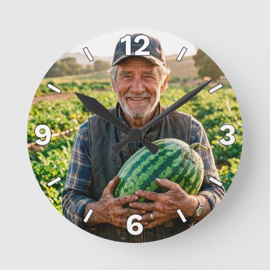 Farmer Holding Fresh Watermelon Farm Decor ラウンド壁時計 (正面)