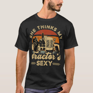 Farmer She think my tractors sexy  Tシャツ
