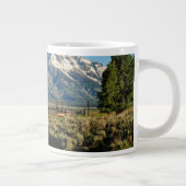 Farms | Barn Shadowed by Snow Capped Mountains ジャンボコーヒーマグカップ (右)