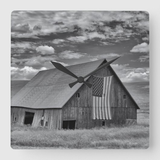 Farms | BW American Flag Barn Scene スクエア壁時計 (正面)