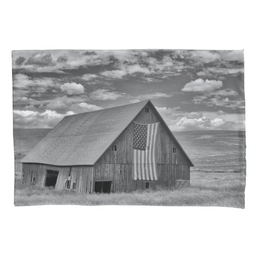 Farms | BW American Flag Barn Scene 枕カバー (正面)