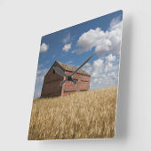 Farms | Old Red Barn in Wheat Field スクエア壁時計 (傾斜)