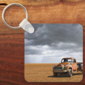 Farms | Old Truck in Field キーホルダー (正面)