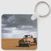 Farms | Old Truck in Field キーホルダー (裏面)