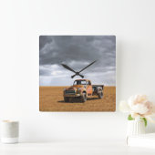 Farms | Old Truck in Field スクエア壁時計 (ホーム)
