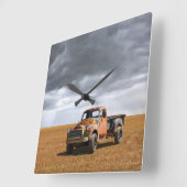 Farms | Old Truck in Field スクエア壁時計 (傾斜)