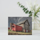 Farms | Red Wooden Barn in Michigan ポストカード (スタンド正面)