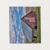 Farms | Rustic Red Barn With American Flag タペストリー (正面)