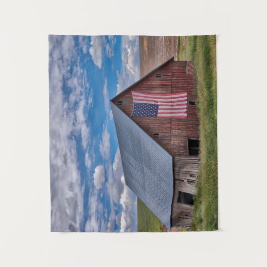 Farms | Rustic Red Barn With American Flag タペストリー (正面)