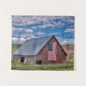 Farms | Rustic Red Barn With American Flag タペストリー (正面(横))