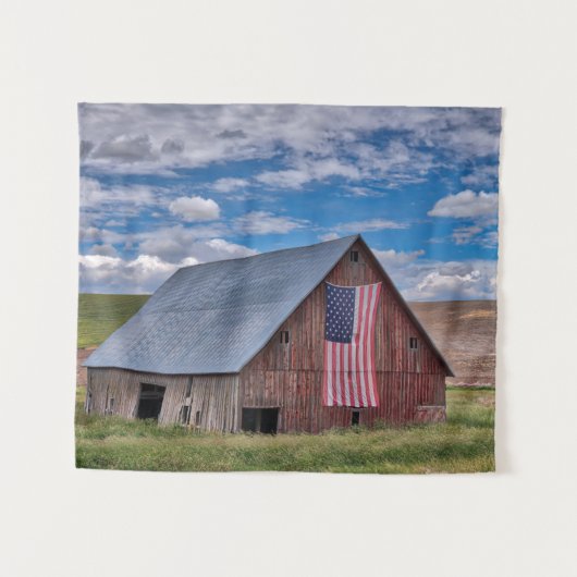 Farms | Rustic Red Barn With American Flag タペストリー (正面(横))