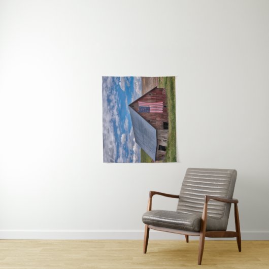 Farms | Rustic Red Barn With American Flag タペストリー (インサイチュ)