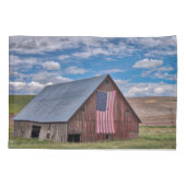 Farms | Rustic Red Barn With American Flag 枕カバー (裏面)