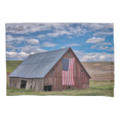 Farms | Rustic Red Barn With American Flag 枕カバー (正面)