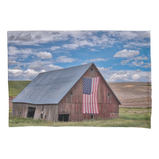 Farms | Rustic Red Barn With American Flag 枕カバー (正面)