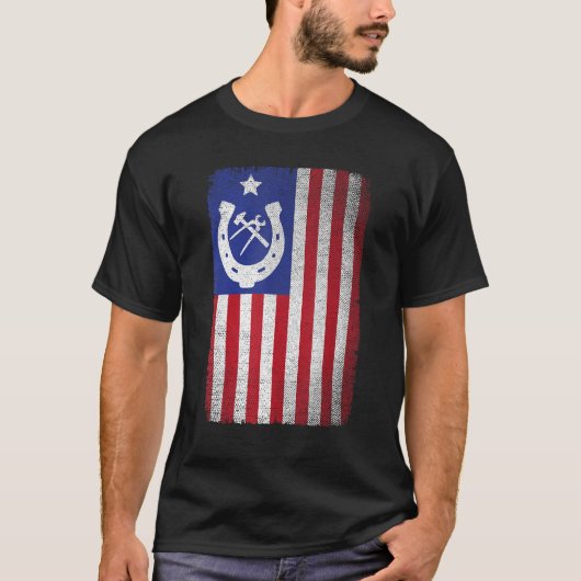 Farrier American Flag Horseshoe Horseshoeing Tシャツ (正面)