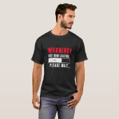 Fart Now Loading Please Wait Farting Joke Men Tシャツ (正面フル)