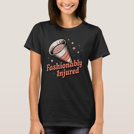 Fashionably Injured | Funny Grooming Cone Design   Tシャツ (正面)