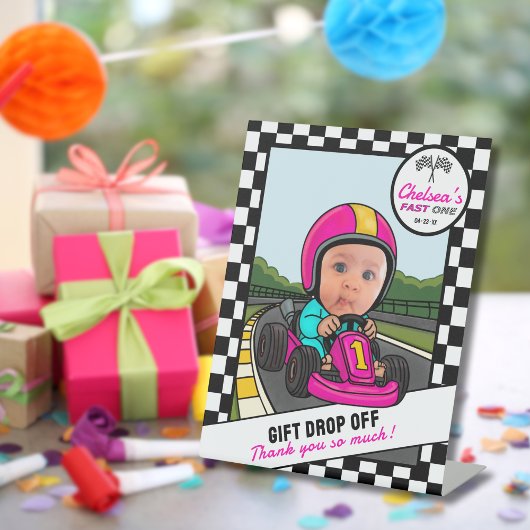 Fast ONE Pink | Custom Photo Gift Drop-Off 台座サイン