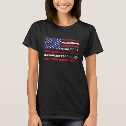 Father Husband Protector Hero Us American Flag Vin Tシャツ (正面)