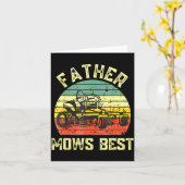 Father Mows Funny Fathers Day Dad Jokes Lawn Mowin カード (黄色い花)