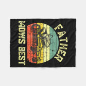 Father Mows Funny Fathers Day Dad Jokes Lawn Mowin フリースブランケット (正面(横))