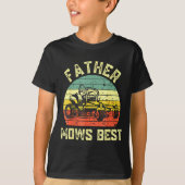 Father Mows Funny Fathers Day Dad Jokes Lawn Mowin Tシャツ (正面)