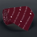 Father of the Groom Repeating White Text Burgundy ネクタイ<br><div class="desc">This fun burgundy or maroon colored neck tie is the perfect accessory for the father of the groom at your wedding. It features a simple yet elegant design with the word "Father of the Groom" written in a sophisticated all capital white font, and repeating in a diagonal pattern with diamond...</div>