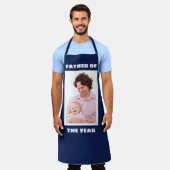 Father Of The Yearフォトパーソナライズされたカスタムダディ エプロン (着用した状態)