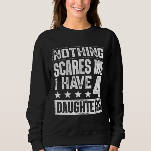 Fathers Day  Nothing Scares Me I Have Four Daughte スウェットシャツ (正面)