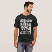 Fathers Day  Nothing Scares Me I Have Four Daughte Tシャツ (正面フル)