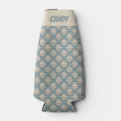 Faux Crochet Blue and Cream Pattern Bottle Cooler ボトルクーラー (正面)