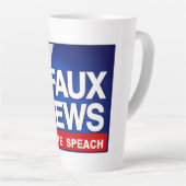 Faux News カフェラテマグ (右アングル)