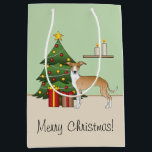 FawnとWhite Greyhoundイタリアン & Christmas Tree ミディアムペーパーバッグ<br><div class="desc">可愛い子犬と白いコートカラーのGreyhound犬のデステイのオリジナル漫画イタリアンイラストレーション。犬は赤と黄色のオーナメントと白い飾真珠の花輪と木の上に置かれた黄色い星を持つフェスティバルのクリスマスツリーの横に立っている。木のそばには包まれたプレゼントが2本あり、犬の後ろにキャンドルが2本ある茶色の棚がある。床の色はベージュで、背景の壁の色はライトグリーン。パーソナル化可能な文字領域もある。</div>