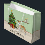 FawnとWhite Greyhoundイタリアン & Christmas Tree ラージペーパーバッグ<br><div class="desc">可愛い子犬と白いコートカラーのGreyhound犬のデステイのオリジナル漫画イタリアンイラストレーション。犬は赤と黄色のオーナメントと白い飾真珠の花輪と木の上に置かれた黄色い星を持つフェスティバルのクリスマスツリーの横に立っている。木のそばには包まれたプレゼントが2本あり、犬の後ろにキャンドルが2本ある茶色の棚がある。床の色はベージュで、背景の壁の色はライトグリーン。パーソナル化可能な文字領域もある。</div>