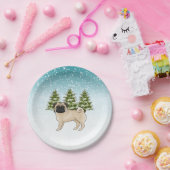 Fawn Pugかわいい漫画の犬の雪の冬の森 ペーパープレート (パーティー)