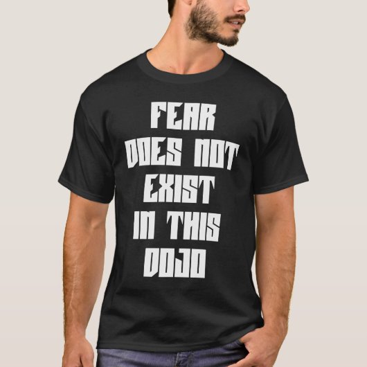 Fear Does Not Exist In This Dojo Funny Sarcastic H Tシャツ (正面)