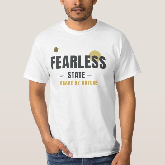 FEARLESS STATE - 犬好きのための幾何学的なタイポグラフィ Tシャツ (正面)